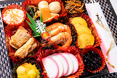 おせち,おせち料理,年明け,正月,お正月,祝い,お祝い,新年会,あけおめ,和風,和食,日本食,伝統,イベント,パーティー,行事,賀正,黒豆,かまぼこ,カマボコ,栗きんとん,栗,伊達巻,伊達巻き,だて巻き,海老,エビ,えび,煮,煮物,昆布巻き,昆布,こんぶ,なます,鱠,膾,酢の物,黒豆,煮豆,角煮,紅白,寿,party,event,japan,フルサイズ撮影