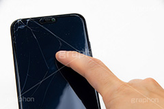 画面の割れたスマホ,画面割れ,液晶,画面,割れ,壊れ,破損,落とす,危険,故障,修理,操作,ガラス,ヒビ,ひび,スマホ,スマフォ,スマートフォン,携帯,端末,デバイス,モバイル,フォン,電話,通話,デジタル,ガジェット,通信,指,手,IT,mobile,phone,gadget,digital,device,フルサイズ撮影