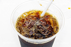 アイスコーヒー,コーヒー,珈琲,飲料,飲む,カフェ,カップ,冷たい,冷え,ドリンク,ファーストフード,コンビニ,氷,ストロー,カフェイン,休憩,食後,喫茶店,プラスチック,caffein,restaurant,coffee,drink,フルサイズ撮影