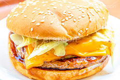 てりやきバーガー,ハンバーガー,バーガー,てりやき,照り焼き,照り,テリヤキ,サンド,パテ,洋食,ジャンク,ジャンキー,ジャンクフード,ファーストフード,ファストフード,チェーン店,ビーフ,牛肉,レタス,チーズ,cheese,beef,hamburger,japan