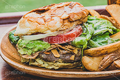 ハンバーガーとポテト,ハンバーガー,バーガー,サンド,フライドポテト,ポテトフライ,パテ,ジューシー,ジャンク,ジャンキー,ジャンクフード,チェーン店,ファーストフード,ファストフード,洋食,ビーフ,牛肉,ベーコン,オニオン,トマト,レタス,アボカド,ガーリック,レトロ,ヴィンテージ,beef,hamburger,tomato,onion,potato,avocado,garlic,vintage