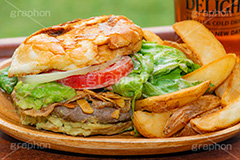 ハンバーガーとポテト,ハンバーガー,バーガー,サンド,フライドポテト,ポテトフライ,パテ,ジューシー,ジャンク,ジャンキー,ジャンクフード,チェーン店,ファーストフード,ファストフード,洋食,ビーフ,牛肉,ベーコン,オニオン,トマト,レタス,アボカド,ガーリック,beef,hamburger,tomato,onion,potato,avocado,garlic