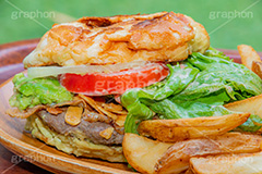 ハンバーガーとポテト,ハンバーガー,バーガー,サンド,フライドポテト,ポテトフライ,パテ,ジューシー,ジャンク,ジャンキー,ジャンクフード,チェーン店,ファーストフード,ファストフード,洋食,ビーフ,牛肉,ベーコン,オニオン,トマト,レタス,アボカド,ガーリック,beef,hamburger,tomato,onion,potato,avocado,garlic