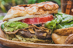 ハンバーガーとポテト,ハンバーガー,バーガー,サンド,フライドポテト,ポテトフライ,パテ,ジューシー,ジャンク,ジャンキー,ジャンクフード,チェーン店,ファーストフード,ファストフード,洋食,ビーフ,牛肉,ベーコン,オニオン,トマト,レタス,アボカド,ガーリック,レトロ,ヴィンテージ,beef,hamburger,tomato,onion,potato,avocado,garlic,vintage