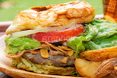 ハンバーガーとポテト,ハンバーガー,バーガー,サンド,フライドポテト,ポテトフライ,パテ,ジューシー,ジャンク,ジャンキー,ジャンクフード,チェーン店,ファーストフード,ファストフード,洋食,ビーフ,牛肉,ベーコン,オニオン,トマト,レタス,アボカド,ガーリック,beef,hamburger,tomato,onion,potato,avocado,garlic