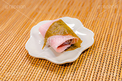 桜餅,桜もち,餅,長命寺,あんこ,餡子,関東,花より団子,団子,桜,さくら,サクラ,花見,お花見,春,スイーツ,おやつ,菓子,お菓子,和風,和菓子,甘味,和食,日本食,ひな祭り,雛祭り,ひなまつり,blossom,japan,spring,フルサイズ撮影
