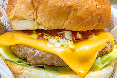 チーズバーガー,ハンバーガー,バーガー,チーズ,ファーストフード,ファストフード,サンド,トマト,オニオン,タマネギ,玉ねぎ,レタス,ケチャップ,マスタード,パテ,ジャンク,ジャンキー,グルメ,ビーフ,パン,ジャンクフード,ジューシー,洋食,牛肉,beef,hamburger,cheese,フルサイズ撮影