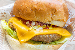 チーズバーガー,ハンバーガー,バーガー,チーズ,ファーストフード,ファストフード,サンド,トマト,オニオン,タマネギ,玉ねぎ,レタス,ケチャップ,マスタード,パテ,ジャンク,ジャンキー,グルメ,ビーフ,パン,ジャンクフード,ジューシー,洋食,牛肉,beef,hamburger,cheese,フルサイズ撮影