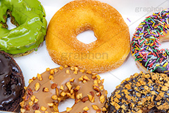 ドーナツ,ドーナッツ,どーなつ,オールドファッション,チョコ,チョコレート,抹茶,キャラメル,ナッツ,カラフルスプレー,スイート,デザート,スイーツ,菓子,お菓子,甘い,焼き菓子,焼菓子,洋菓子,sweet,donut,chocolate,フルサイズ撮影