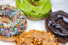 ドーナツ,ドーナッツ,どーなつ,オールドファッション,チョコ,チョコレート,抹茶,キャラメル,ナッツ,カラフルスプレー,スイート,デザート,スイーツ,菓子,お菓子,甘い,焼き菓子,焼菓子,洋菓子,sweet,donut,chocolate,フルサイズ撮影