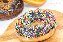 チョコドーナツ,ドーナツ,ドーナッツ,どーなつ,チョコ,チョコレート,カラフルスプレー,スイート,デザート,スイーツ,菓子,お菓子,甘い,焼き菓子,焼菓子,洋菓子,sweet,donut,chocolate,フルサイズ撮影