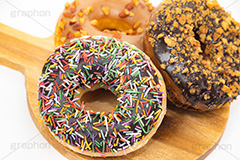 ドーナツ,ドーナッツ,どーなつ,チョコ,チョコレート,キャラメル,ナッツ,カラフルスプレー,スイート,デザート,スイーツ,菓子,お菓子,甘い,焼き菓子,焼菓子,洋菓子,sweet,donut,chocolate,フルサイズ撮影
