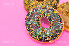 チョコドーナツ,ドーナツ,ドーナッツ,どーなつ,チョコ,チョコレート,カラフルスプレー,スイート,デザート,スイーツ,菓子,お菓子,甘い,焼き菓子,焼菓子,洋菓子,sweet,donut,chocolate,フルサイズ撮影