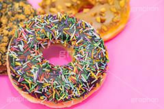 チョコドーナツ,ドーナツ,ドーナッツ,どーなつ,チョコ,チョコレート,カラフルスプレー,スイート,デザート,スイーツ,菓子,お菓子,甘い,焼き菓子,焼菓子,洋菓子,sweet,donut,chocolate,フルサイズ撮影