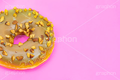 キャラメルドーナツ,キャラメル,ナッツ,ドーナツ,ドーナッツ,どーなつ,チョコ,チョコレート,スイート,デザート,スイーツ,菓子,お菓子,甘い,焼き菓子,焼菓子,洋菓子,sweet,donut,chocolate,フルサイズ撮影