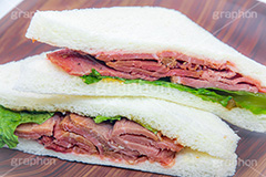 ローストビーフサンド,ローストビーフ,牛肉,肉,サンドイッチ,サンドウィッチ,モーニング,朝食,レタス,ブレックファースト,パン,カフェ,半分,切る,カット,cafe,sandwich,morning,breakfast,フルサイズ撮影