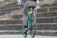 出勤,帰宅,サラリーマン,スーツ,自転車,走る,走行,タイヤ,チャリ,ルール,マナー,交通,徐行,違反,距離,人物,街角,街角スナップ,スピード,サイクリング,bicycle,フルサイズ撮影