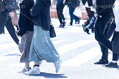 雑踏,都会の雑踏,都会,都心,東京,人混み,混雑,横断歩道,街角,街角スナップ,混む,人々,渡る,歩く,通勤,通学,足,交差点,人物,japan,フルサイズ撮影