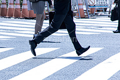 サラリーマン,雑踏,都会の雑踏,営業,仕事,ビジネス,都会,都心,東京,人混み,混雑,横断歩道,街角,街角スナップ,混む,人々,渡る,歩く,通勤,足,交差点,人物,japan,business,フルサイズ撮影