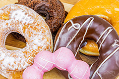 チョコドーナツ,シュガードーナツ,ストロベリードーナツ,ドーナツ,ドーナッツ,どーなつ,オールドファッション,チョコ,チョコレート,粉砂糖,スイート,デザート,スイーツ,菓子,お菓子,おやつ,甘い,焼き菓子,焼菓子,洋菓子,sweet,donut,chocolate,フルサイズ撮影