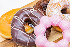 チョコドーナツ,シュガードーナツ,ストロベリードーナツ,ドーナツ,ドーナッツ,どーなつ,オールドファッション,チョコ,チョコレート,粉砂糖,スイート,デザート,スイーツ,菓子,お菓子,おやつ,甘い,焼き菓子,焼菓子,洋菓子,sweet,donut,chocolate,フルサイズ撮影