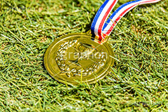 金メダル,金,優勝,玩具のメダル,玩具,おもちゃ,オモチャ,メダル,メダリスト,トロフィー,子供,こども,キッズ,表彰,競争,種目,競技,順位,競走,レース,ランク,ランキング,運動,運動会,体育祭,スポーツ,オリンピック,1位,芝生,sports,olympic,ranking,kids,medal,フルサイズ撮影