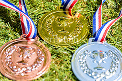 金メダル,金,優勝,玩具のメダル,玩具,おもちゃ,オモチャ,メダル,メダリスト,トロフィー,子供,こども,キッズ,表彰,競争,種目,競技,順位,競走,レース,ランク,ランキング,運動,運動会,体育祭,スポーツ,オリンピック,1位,芝生,sports,olympic,ranking,kids,medal,フルサイズ撮影
