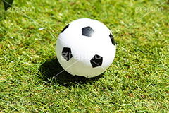 サッカーボール,サッカー,フットサル,ボールの玩具,ボール,ゴムボール,玩具,おもちゃ,こども,子供,キッズ,スポーツ,運動,競技,球技,体育,部活,芝生,グラウンド,グランド,sports,kids,ball,フルサイズ撮影