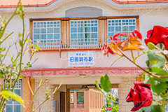 春の田園調布駅,春,薔薇,バラ,田園調布駅,田園調布,駅,東急電鉄,東京,大田区,駅舎,復元,東横線,目黒線,japan,tokyo,フルサイズ撮影