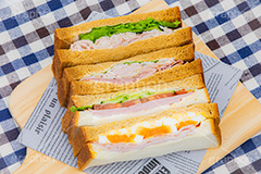ミックスサンド,サンドイッチ,サンドウィッチ,モーニング,朝食,ハム,パストラミ,レタス,玉子,たまご,卵,玉子サンド,ゆで卵,ゆでたまご,トマト,きゅうり,キュウリ,ブレックファースト,パン,食パン,カフェ,ピクニック,ランチ,チェック柄,萌え断,lunch,picnic,cafe,sandwich,morning,breakfast,bread,フルサイズ撮影