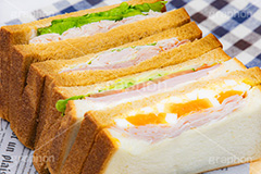 ミックスサンド,サンドイッチ,サンドウィッチ,モーニング,朝食,ハム,パストラミ,レタス,玉子,たまご,卵,玉子サンド,ゆで卵,ゆでたまご,トマト,きゅうり,キュウリ,ブレックファースト,パン,食パン,カフェ,ピクニック,ランチ,チェック柄,萌え断,lunch,picnic,cafe,sandwich,morning,breakfast,bread,フルサイズ撮影