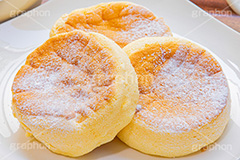 スフレパンケーキ,ホットケーキ,パンケーキ,スイーツ,バター,菓子,お菓子,洋菓子,焼菓子,甘,焼き,料理,粉,砂糖,粉砂糖,ふわふわ,フワフワ,柔らかい,デザート,おやつ,グルメ,カフェ,cafe,cake,sweet,dessert,フルサイズ撮影