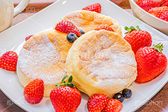 苺のパンケーキ,苺,イチゴ,いちご,ストロベリー,ベリー,ブルーベリー,スフレパンケーキ,ホットケーキ,パンケーキ,スイーツ,バター,フルーツ,菓子,お菓子,洋菓子,焼菓子,甘,焼き,料理,粉,砂糖,粉砂糖,ふわふわ,フワフワ,柔らかい,デザート,おやつ,グルメ,カフェ,cafe,cake,sweet,strawberry,fruit,blueberry,dessert,フルサイズ撮影