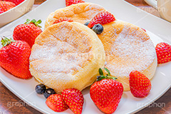 苺のパンケーキ,苺,イチゴ,いちご,ストロベリー,ベリー,ブルーベリー,スフレパンケーキ,ホットケーキ,パンケーキ,スイーツ,バター,フルーツ,菓子,お菓子,洋菓子,焼菓子,甘,焼き,料理,粉,砂糖,粉砂糖,ふわふわ,フワフワ,柔らかい,デザート,おやつ,グルメ,カフェ,cafe,cake,sweet,strawberry,fruit,blueberry,dessert,フルサイズ撮影