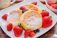 苺のパンケーキ,苺,イチゴ,いちご,ストロベリー,ベリー,ブルーベリー,スフレパンケーキ,ホットケーキ,パンケーキ,スイーツ,バター,フルーツ,菓子,お菓子,洋菓子,焼菓子,甘,焼き,料理,粉,砂糖,粉砂糖,ふわふわ,フワフワ,柔らかい,デザート,おやつ,グルメ,カフェ,cafe,cake,sweet,strawberry,fruit,blueberry,dessert,フルサイズ撮影