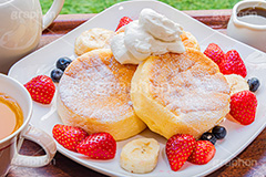 フルーツパンケーキ,バナナ,苺,イチゴ,いちご,ストロベリー,ベリー,ブルーベリー,スフレパンケーキ,ホットケーキ,パンケーキ,サワークリーム,クリーム,シロップ,メイプルシロップ,スイーツ,バター,フルーツ,菓子,お菓子,洋菓子,焼菓子,甘,焼き,料理,粉,砂糖,粉砂糖,ふわふわ,フワフワ,柔らかい,デザート,おやつ,グルメ,カフェ,紅茶,お茶会,ティータイム,tea,cafe,cake,sweet,strawberry,fruit,blueberry,banana,cream,syrup,dessert,フルサイズ撮影