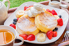 フルーツパンケーキ,バナナ,苺,イチゴ,いちご,ストロベリー,ベリー,ブルーベリー,スフレパンケーキ,ホットケーキ,パンケーキ,サワークリーム,クリーム,シロップ,メイプルシロップ,スイーツ,バター,フルーツ,菓子,お菓子,洋菓子,焼菓子,甘,焼き,料理,粉,砂糖,粉砂糖,ふわふわ,フワフワ,柔らかい,デザート,おやつ,グルメ,カフェ,紅茶,お茶会,ティータイム,tea,cafe,cake,sweet,strawberry,fruit,blueberry,banana,cream,syrup,dessert,フルサイズ撮影