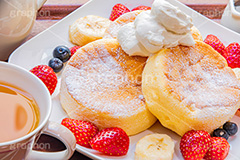 フルーツパンケーキ,バナナ,苺,イチゴ,いちご,ストロベリー,ベリー,ブルーベリー,スフレパンケーキ,ホットケーキ,パンケーキ,サワークリーム,クリーム,スイーツ,バター,フルーツ,菓子,お菓子,洋菓子,焼菓子,甘,焼き,料理,粉,砂糖,粉砂糖,ふわふわ,フワフワ,柔らかい,デザート,おやつ,グルメ,カフェ,紅茶,お茶会,ティータイム,tea,cafe,cake,sweet,strawberry,fruit,blueberry,banana,cream,dessert,フルサイズ撮影