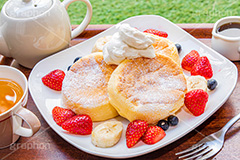 フルーツパンケーキ,バナナ,苺,イチゴ,いちご,ストロベリー,ベリー,ブルーベリー,スフレパンケーキ,ホットケーキ,パンケーキ,サワークリーム,クリーム,シロップ,メイプルシロップ,スイーツ,バター,フルーツ,菓子,お菓子,洋菓子,焼菓子,甘,焼き,料理,粉,砂糖,粉砂糖,ふわふわ,フワフワ,柔らかい,デザート,おやつ,グルメ,カフェ,紅茶,お茶会,ティータイム,ティーポット,tea,cafe,cake,sweet,strawberry,fruit,blueberry,banana,cream,syrup,dessert,フルサイズ撮影