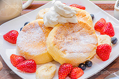 フルーツパンケーキ,バナナ,苺,イチゴ,いちご,ストロベリー,ベリー,ブルーベリー,スフレパンケーキ,ホットケーキ,パンケーキ,サワークリーム,クリーム,スイーツ,バター,フルーツ,菓子,お菓子,洋菓子,焼菓子,甘,焼き,料理,粉,砂糖,粉砂糖,ふわふわ,フワフワ,柔らかい,デザート,おやつ,グルメ,カフェ,cafe,cake,sweet,strawberry,fruit,blueberry,banana,cream,dessert,フルサイズ撮影