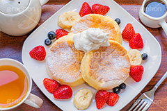 フルーツパンケーキ,バナナ,苺,イチゴ,いちご,ストロベリー,ベリー,ブルーベリー,スフレパンケーキ,ホットケーキ,パンケーキ,サワークリーム,クリーム,シロップ,メイプルシロップ,スイーツ,バター,フルーツ,菓子,お菓子,洋菓子,焼菓子,甘,焼き,料理,粉,砂糖,粉砂糖,ふわふわ,フワフワ,柔らかい,デザート,おやつ,グルメ,カフェ,紅茶,お茶会,ティータイム,ティーポット,tea,cafe,cake,sweet,strawberry,fruit,blueberry,banana,cream,syrup,dessert,フルサイズ撮影