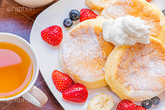 フルーツパンケーキ,バナナ,苺,イチゴ,いちご,ストロベリー,ベリー,ブルーベリー,スフレパンケーキ,ホットケーキ,パンケーキ,サワークリーム,クリーム,スイーツ,バター,フルーツ,菓子,お菓子,洋菓子,焼菓子,甘,焼き,料理,粉,砂糖,粉砂糖,ふわふわ,フワフワ,柔らかい,デザート,おやつ,グルメ,カフェ,紅茶,お茶会,ティータイム,tea,cafe,cake,sweet,strawberry,fruit,blueberry,banana,cream,dessert,フルサイズ撮影