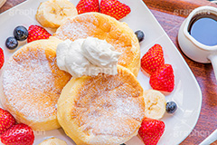 フルーツパンケーキ,バナナ,苺,イチゴ,いちご,ストロベリー,ベリー,ブルーベリー,スフレパンケーキ,ホットケーキ,パンケーキ,サワークリーム,クリーム,シロップ,メイプルシロップ,スイーツ,バター,フルーツ,菓子,お菓子,洋菓子,焼菓子,甘,焼き,料理,粉,砂糖,粉砂糖,ふわふわ,フワフワ,柔らかい,デザート,おやつ,グルメ,カフェ,cafe,cake,sweet,strawberry,fruit,blueberry,banana,cream,syrup,dessert,フルサイズ撮影