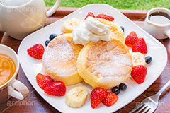 フルーツパンケーキ,バナナ,苺,イチゴ,いちご,ストロベリー,ベリー,ブルーベリー,スフレパンケーキ,ホットケーキ,パンケーキ,サワークリーム,クリーム,シロップ,メイプルシロップ,スイーツ,バター,フルーツ,菓子,お菓子,洋菓子,焼菓子,甘,焼き,料理,粉,砂糖,粉砂糖,ふわふわ,フワフワ,柔らかい,デザート,おやつ,グルメ,カフェ,紅茶,お茶会,ティータイム,tea,cafe,cake,sweet,strawberry,fruit,blueberry,banana,cream,syrup,dessert,フルサイズ撮影