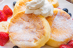 フルーツパンケーキ,バナナ,苺,イチゴ,いちご,ストロベリー,ベリー,ブルーベリー,スフレパンケーキ,ホットケーキ,パンケーキ,サワークリーム,クリーム,スイーツ,バター,フルーツ,菓子,お菓子,洋菓子,焼菓子,甘,焼き,料理,粉,砂糖,粉砂糖,ふわふわ,フワフワ,柔らかい,デザート,おやつ,グルメ,カフェ,cafe,cake,sweet,strawberry,fruit,blueberry,banana,cream,dessert,フルサイズ撮影