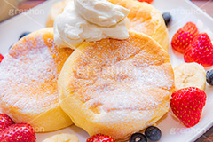 フルーツパンケーキ,バナナ,苺,イチゴ,いちご,ストロベリー,ベリー,ブルーベリー,スフレパンケーキ,ホットケーキ,パンケーキ,サワークリーム,クリーム,スイーツ,バター,フルーツ,菓子,お菓子,洋菓子,焼菓子,甘,焼き,料理,粉,砂糖,粉砂糖,ふわふわ,フワフワ,柔らかい,デザート,おやつ,グルメ,カフェ,cafe,cake,sweet,strawberry,fruit,blueberry,banana,cream,dessert,フルサイズ撮影