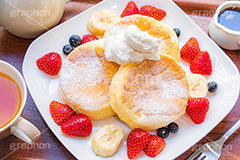 フルーツパンケーキ,バナナ,苺,イチゴ,いちご,ストロベリー,ベリー,ブルーベリー,スフレパンケーキ,ホットケーキ,パンケーキ,サワークリーム,クリーム,シロップ,メイプルシロップ,スイーツ,バター,フルーツ,菓子,お菓子,洋菓子,焼菓子,甘,焼き,料理,粉,砂糖,粉砂糖,ふわふわ,フワフワ,柔らかい,デザート,おやつ,グルメ,カフェ,紅茶,お茶会,ティータイム,tea,cafe,cake,sweet,strawberry,fruit,blueberry,banana,cream,syrup,dessert,フルサイズ撮影