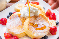 メイプルシロップ,シロップ,フルーツパンケーキ,バナナ,苺,イチゴ,いちご,ストロベリー,ベリー,ブルーベリー,スフレパンケーキ,ホットケーキ,パンケーキ,サワークリーム,クリーム,スイーツ,バター,フルーツ,菓子,お菓子,洋菓子,焼菓子,甘,焼き,料理,粉,砂糖,粉砂糖,ふわふわ,フワフワ,柔らかい,デザート,おやつ,グルメ,カフェ,かける,垂れる,垂れ,cafe,cake,sweet,strawberry,fruit,blueberry,banana,cream,syrup,dessert,フルサイズ撮影