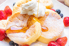 メイプルシロップ,シロップ,フルーツパンケーキ,バナナ,苺,イチゴ,いちご,ストロベリー,ベリー,ブルーベリー,スフレパンケーキ,ホットケーキ,パンケーキ,サワークリーム,クリーム,スイーツ,バター,フルーツ,菓子,お菓子,洋菓子,焼菓子,甘,焼き,料理,粉,砂糖,粉砂糖,ふわふわ,フワフワ,柔らかい,デザート,おやつ,グルメ,カフェ,かける,垂れる,垂れ,cafe,cake,sweet,strawberry,fruit,blueberry,banana,cream,syrup,dessert,フルサイズ撮影