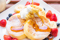 メイプルシロップ,シロップ,フルーツパンケーキ,バナナ,苺,イチゴ,いちご,ストロベリー,ベリー,ブルーベリー,スフレパンケーキ,ホットケーキ,パンケーキ,サワークリーム,クリーム,スイーツ,バター,フルーツ,菓子,お菓子,洋菓子,焼菓子,甘,焼き,料理,粉,砂糖,粉砂糖,ふわふわ,フワフワ,柔らかい,デザート,おやつ,グルメ,カフェ,かける,垂れる,垂れ,cafe,cake,sweet,strawberry,fruit,blueberry,banana,cream,syrup,dessert,フルサイズ撮影